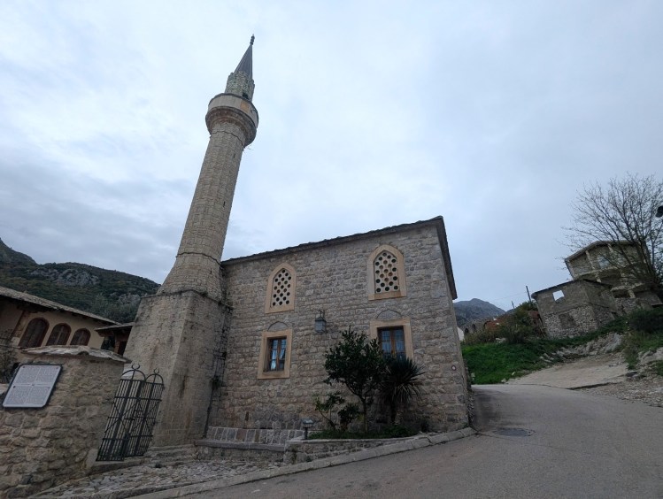 Picture of the exterior side of the Škanjević mosque
