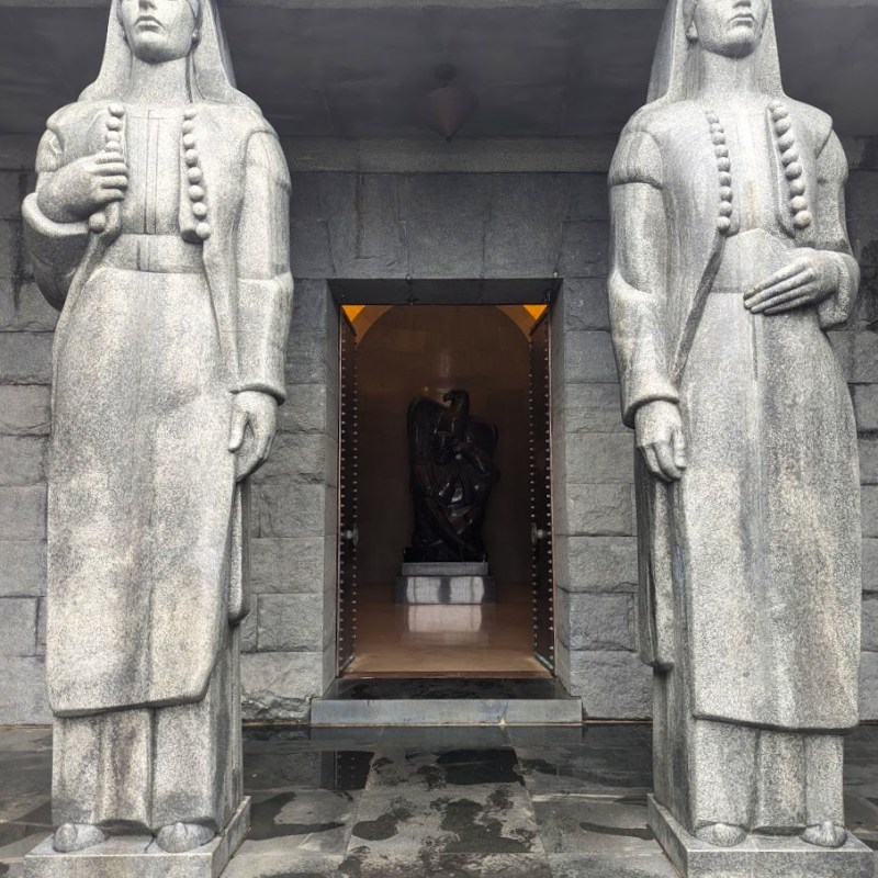 Em Montenegro: mausoléu de Njegoš em Lovćen e o pôr do sol em&nbsp;Budva