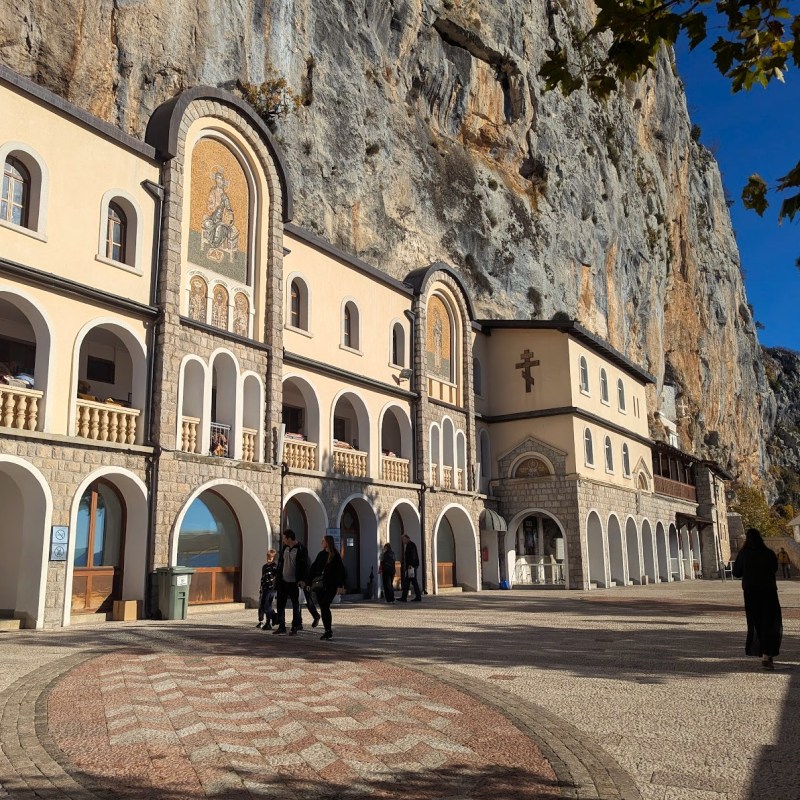Mosteiro de Ostrog e visita a diferentes&nbsp;lagos