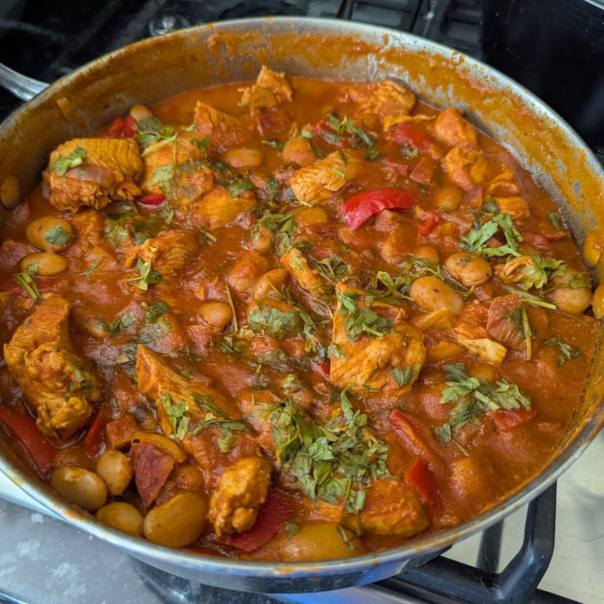 Frango com chouriço, pimentos e feijão&nbsp;manteiga