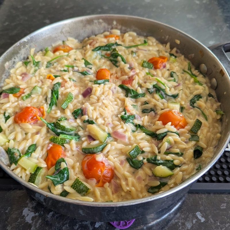 Orzo com queijo creme e&nbsp;vegetais